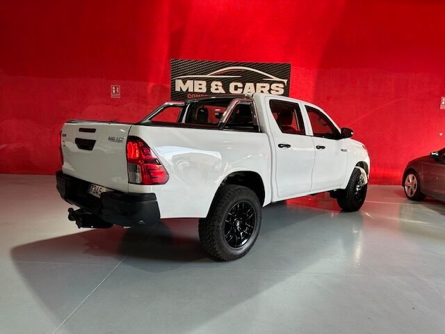TOYOTA HILUX 2400