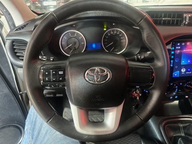 TOYOTA HILUX 2400